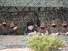 Severokorejský vdce Kim ong-un ve tvrtek dohlíel na vojenské cviení. (12....