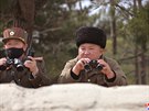 Severokorejský vdce Kim ong-un ve tvrtek dohlíel na vojenské cviení. (9....