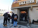 Restaurace a fastfoody musely kvli sobotnímu rozhodnutí vlády uzavít vnitní...