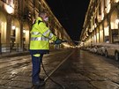 Hygienické ety neustále dezinfikují ulice italské metropole. (13. bezna 2020)