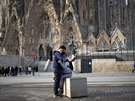 Turisté se fotí ve panlské Barcelon ped bazilikou Sagrada Familia. (13....