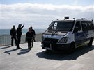 Barcelonská policie brání lidem ve vstupu na plá. (15. bezna 2020)