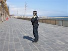 Barcelonská policie brání kvli koronaviru lidem ve vstupu na plá. (15. bezna...
