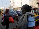 Lidé v rouškách procházejí po ulici v Dakaru, hlavním městě Senegalu. (18....