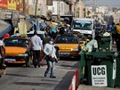Lidé v rouškách procházejí po ulici v Dakaru, hlavním městě Senegalu. (18....