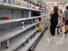 Lidé v argentinském městě Buenos Aires vykoupili zboží v supermarketech. (13....