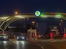 Logo koda svítí 18. bezna 2020 na hlavní brán automobilky koda Auto v Mladé...