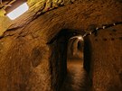 Podzemí. Kdepak katakomby, jsou to m욝anské podzemní spíe.