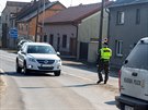 Kontrolní místo policie a vojenské policie na okraji uzavřené zóny u obce...
