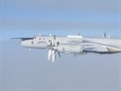 Ruský námoní hlídkový a protiponorkový letoun Tu-142 na dálové cest kolem...