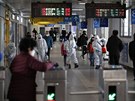 Pracovníci v ochranných odvech dezinfikují stanici metra v jihokorejském...