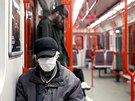 Senior v praském metru se chrání roukou ped monou nákazou koronavirem. (13....