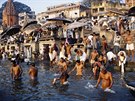 Posvátná eka Ganga je nejen v centru Váránasí stále plná lidí, zvíat... A je...