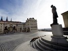 Kvli zákazu volného pohybu osob v esku je okolí Praského hradu bez turist. ...