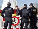 Policisté na nmecko-francouzské hranici v Kehlu zabraují en vstoupit na...