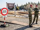 Vojáci steí uzavený esko-polský hraniní pechod v Horní Malé Úp. (17....
