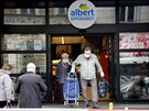 Senioři odcházejí z nákupu v supermarketu Albert na Vinohradské třídě v Praze....