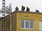V praské ulici V Pláni vzplanula opravovaná stecha panelového domu. Poár se...
