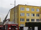 V praské ulici V Pláni vzplanula opravovaná stecha panelového domu. Poár se...
