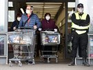 Senioři odcházejí při nakupování v supermarketu v Nymburce. (19. března 2020)