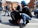 Italský policista zadrel jednoho z protestujících, kterým se nelíbí zákaz...