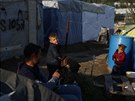 Dti migrant si hrají u peplnného uprchlického tábora Moria na eckém...
