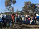 Migranti u peplnného uprchlického tábora na eckém ostrov Lesbos (11. bezna...
