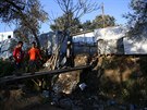 Migranti u peplnného uprchlického tábora na eckém ostrov Lesbos (11. bezna...
