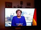 Nmecká rodina sleduje ojedinlý televizní projev kancléky Angely Merkelové,...