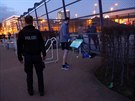 Frankfurtská policie uzavírá park, kde se lidí shromažďovali navzdory zákazu...