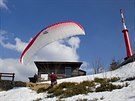 Paraglidista nevynech� mo�nost vylet�t nad krajinu ani v dob� pandemie. (18....