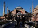 Neznámí turisté se v u istanbulského chrámu Hagia Sofia roukami chrání ped...