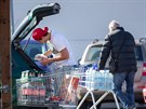 Lidé v Plzni si po vyhláení nouzového stavu nakupují zásoby. (12. bezna 2020)