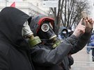 Lidé v plynových maskách si poizují selfie v Kyjev. Ukrajinské úady se...