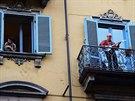 Italové v domácí karanténě pořádají na balkónech malá koncertní vystoupení pro...