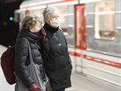 Lidé v praském metru se chrání roukami. Od verejka platí v Praze a nkolika...