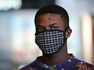Cestující s ochrannou maskou prochází mezinárodním letitm v Kapském Mst....