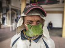 Pouliční prodavač v marocké medině nosí provizorní masku z fíkových listů. (18....