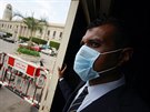 Pracovník ostrahy v Káhie se chrání respiraní roukou. (15. bezna 2020)