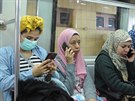 Cestující se chrání respiraní roukou pi cest káhirským metrem. (10. bezna...