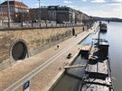 Náplavka v Praze 2 u Palackého mostu bývá jindy plná lidí. Dnes vyuívá hezkého...
