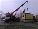 Hasii instalují kontejnery pro zázemí odbrového místa na testy onemocnní...