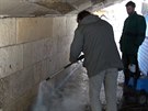 N�pis sprejem z Karlova mostu odstra�uje odborn� firma