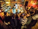 Bar Milá tchýn v Praze ped vyhláením zákazu provozu (13. bezna 2020)