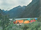 Základní tábor čs. expedice Peru 1970 u jezer Llanganuco.