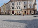 U galanterie na hradeckém Masarykově náměstí se tvoří fronty (17.3.2020).