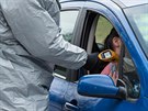 Slovensk� policie kontroluje v souvislosti s koronavirem auta na p��jezdu z...