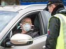 Slovensk� policie kontroluje v souvislosti s koronavirem auta na p��jezdu z...