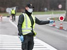 Slovensk� policie kontroluje v souvislosti s koronavirem auta na p��jezdu z...