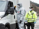 Slovensk� policie kontroluje v souvislosti s koronavirem auta na p��jezdu z...